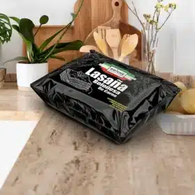 Lasaña Congelada 450 gr Lasaña Congelada 450 gr de Doiche Gourmet Foods: Disfruta de una deliciosa lasaña casera con carne de res, queso mozzarella y verduras frescas, lista en minutos.